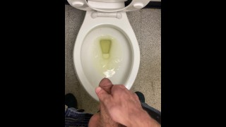 Wanhopig werken om te pissen rennend naar openbaar toilet enorme lul kreunende verlichting bijna nat mezelf