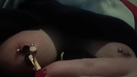 Schmerzhafte enge BDSM-Klemmen an meinen gepiercten Brustwarzen ausprobieren Teil eins