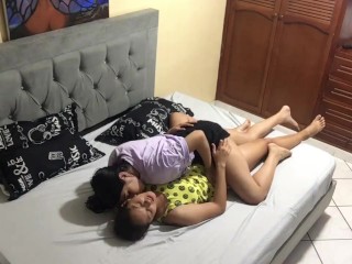 Я играю со сводной сестрой в постели родителей.