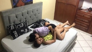 Eu brinco com minha meia-irmã na cama dos meus pais.