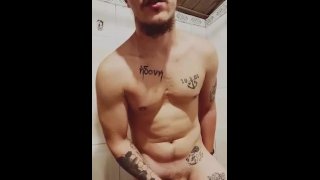 #Shorts Masturbation dans la salle de bain se termine par une éjaculation