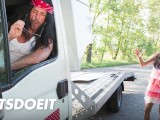 Украинская цыпочка Shrima Malati и Занимается сексом на открытом воздухе с автомеханик ом