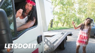 Украинская цыпочка Shrima Malati и Занимается сексом на открытом воздухе с автомеханик ом