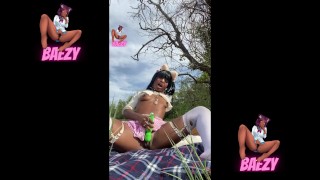 Pequeña Ebony cosplayer casi es atrapada masturbándose en el parque