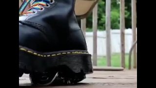 Écraser lentement une cocaïne dans mon Doc Martins