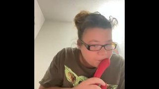 Mulheres brancas chupando brinquedo sexual e brincando com seus peitos