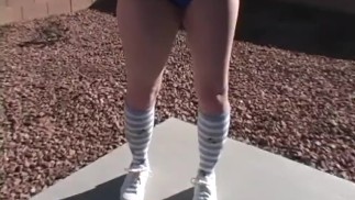 Pixie vollbusiger Teenager zieht eine Show ab