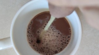 Orinar en una taza de leche de chocolate