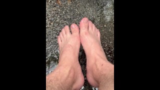 Rain瞑想の男の足