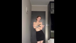 Psicóloga sexy en falda y sujetador se desnuda y escupe en un vídeo casero para un cliente