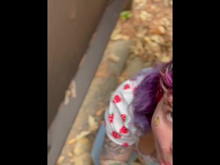 От первого лица дразнит симпатичная грудастая шлюшка в парке