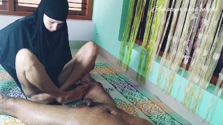 Ragazza araba con hijab che si attacca a uno strano cazzo