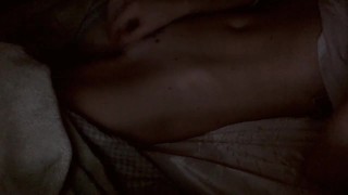 Me masturbei na cama (não tão silenciosamente) enquanto meus pais dormem. (Orgasmo real)