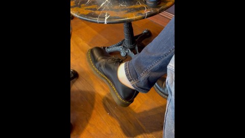 Snelle shoeplay in de koffieshop met witte sok en DMs