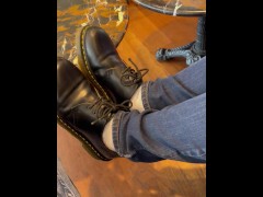 Quick Shoeplay in the coffee shop with white sock and DMs