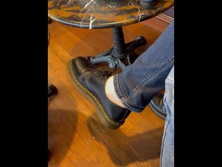 Snelle Shoeplay in De Koffieshop Met Witte Sok En DMs