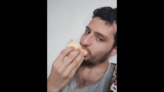 Vidéo verticale d’une MEN POILUE MANGEANT DES HOT DOGS grosse bouche chaude