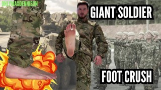 Crescimento gigante - soldado gigante esmagando pés de soldado inteiro exército