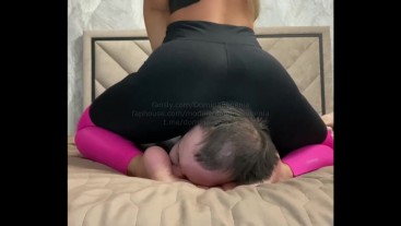 Домина Евгения - раб задыхается между моей попой и ступнями