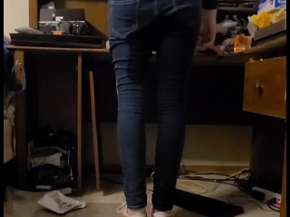 Ой, я мочился в обтягивающие джинсы old Navy и кроссовки Puma
