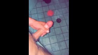 Coq blanc éjacule dans la douche courte vidéo massive bite