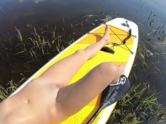 Нудистка на САП борде на большой реке - Screenshot 16 of 16 - Nude