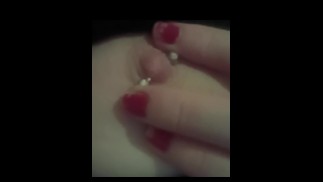 Грубо играю с моим извращенным задорным пирсингом сосков с пирсингом