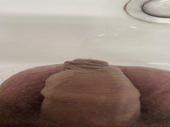POV : Piss in the sink + close-up