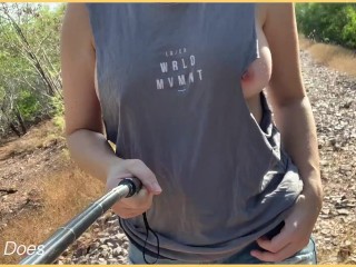 Frau Entblößt Ihre Titten in Einer öffentlichen Nackten, Zerrissenen T-Shirt-Wage
