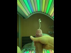 JERKING OFF AND CUMMING ON PUBLIC TANNING BED