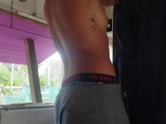 Faccende di casa mentre ascolto Maurizio Merluzzo, poi piscio in un barattolo. Tutta stonata.