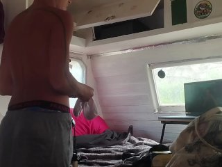 Faccende di casa mentre ascolto Maurizio Merluzzo, poi piscio in un barattolo. Tutta stonata.