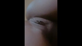 年轻的业余熟女炫耀她的阴户