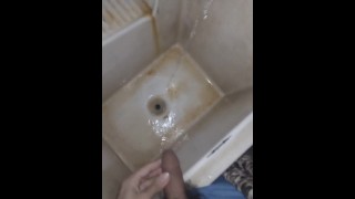 流水で手を洗い、不器用に放尿する