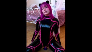 Latexpuppe spielt