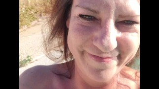 Милфа курит в бассейне