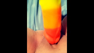 Experimentando meu novo vibrador de sucção colorido parte 2