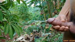Indonesische lul - Zich geil voelen tijdens het wandelen in de cassavetuin om veel te masturberen en klaar te komen