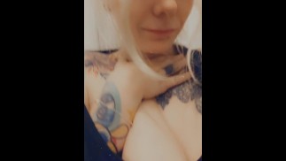 Сексуальная блондинка без макияжа мигает киской и сиськами