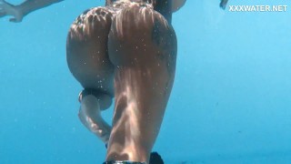 Vénézuélienne sensationnelle dans une séance de nage au bord de la piscine
