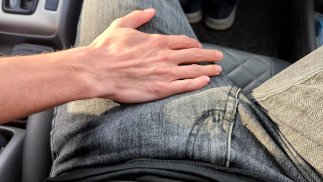 приласкал большой член в машине