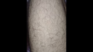 Minha perna peluda close-up no meu cabelo