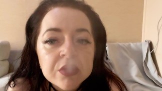 Mistress Lara waporyzuje w seksownej bieliźnie w domu