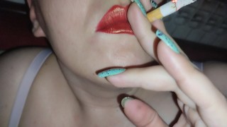 Fumer Avec Du Rouge À Lèvres