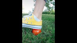 Раздавливаем помидоры с моим удивительным желтым Converse All Star