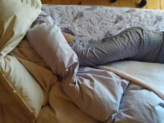 【盗撮風】素人女性がベッドの上で毛布に抱きつき腰振りオナニーする動画が流出… - Screenshot 1 of 16 - Amateur