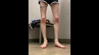 Plugged shorts passen in het openbaar