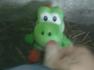 Estou Brincando com o Dinossauro Yoshi no Estábulo