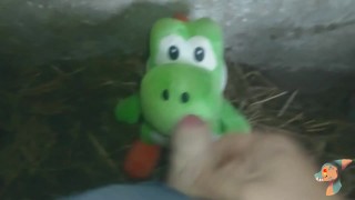 Estou brincando com o dinossauro Yoshi no estábulo