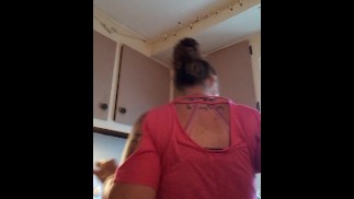 Симпатичная девушка убирает и готовит на кухне